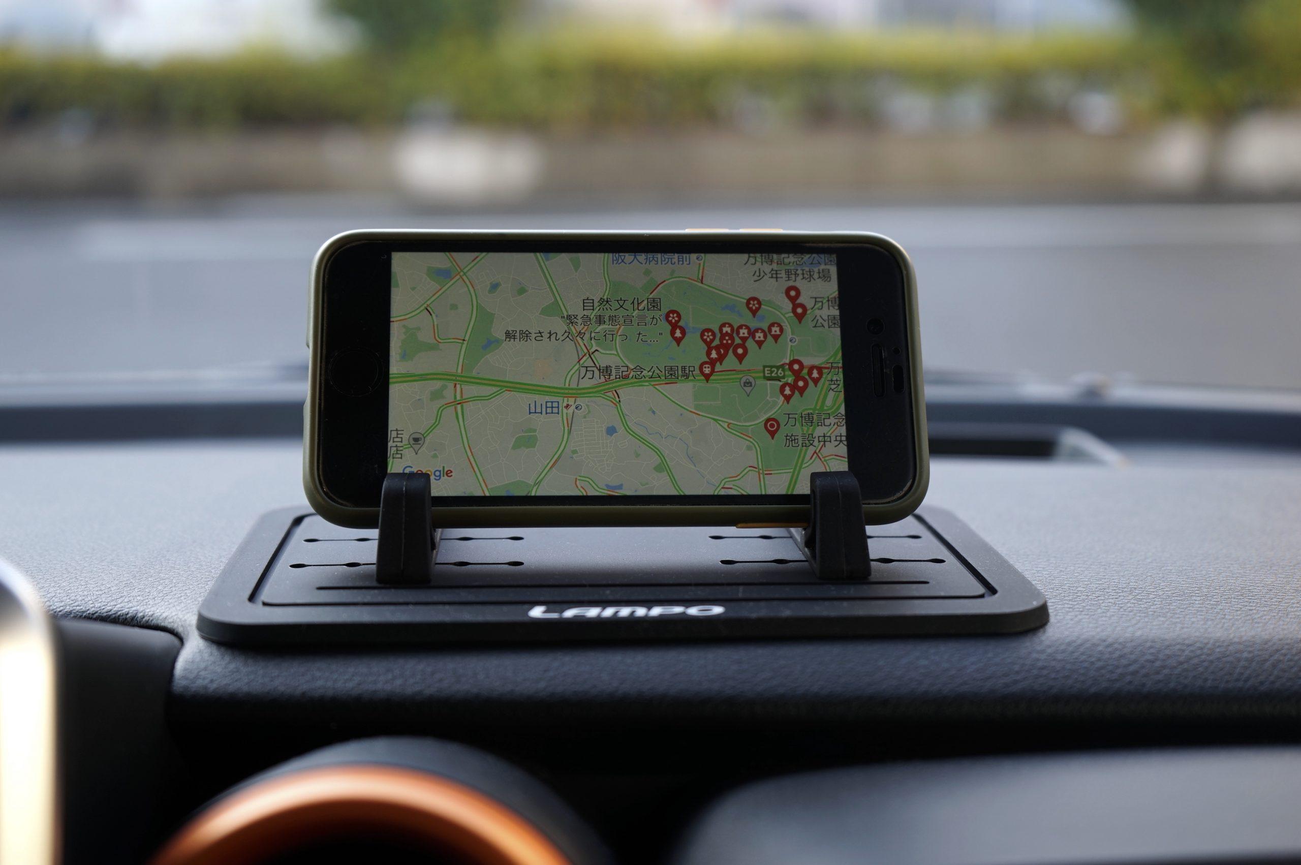 シンプルなデザインが魅力。車内に溶け込むスマホスタンド見つけたよ