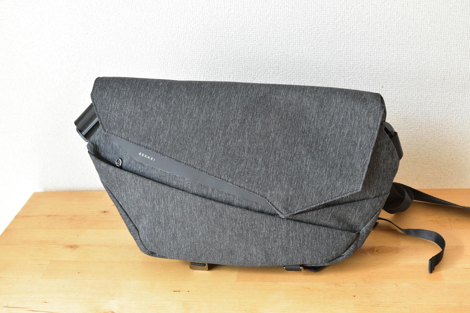 身軽な撮影にピッタリじゃない？ このスリングバッグ、容量拡張自在で