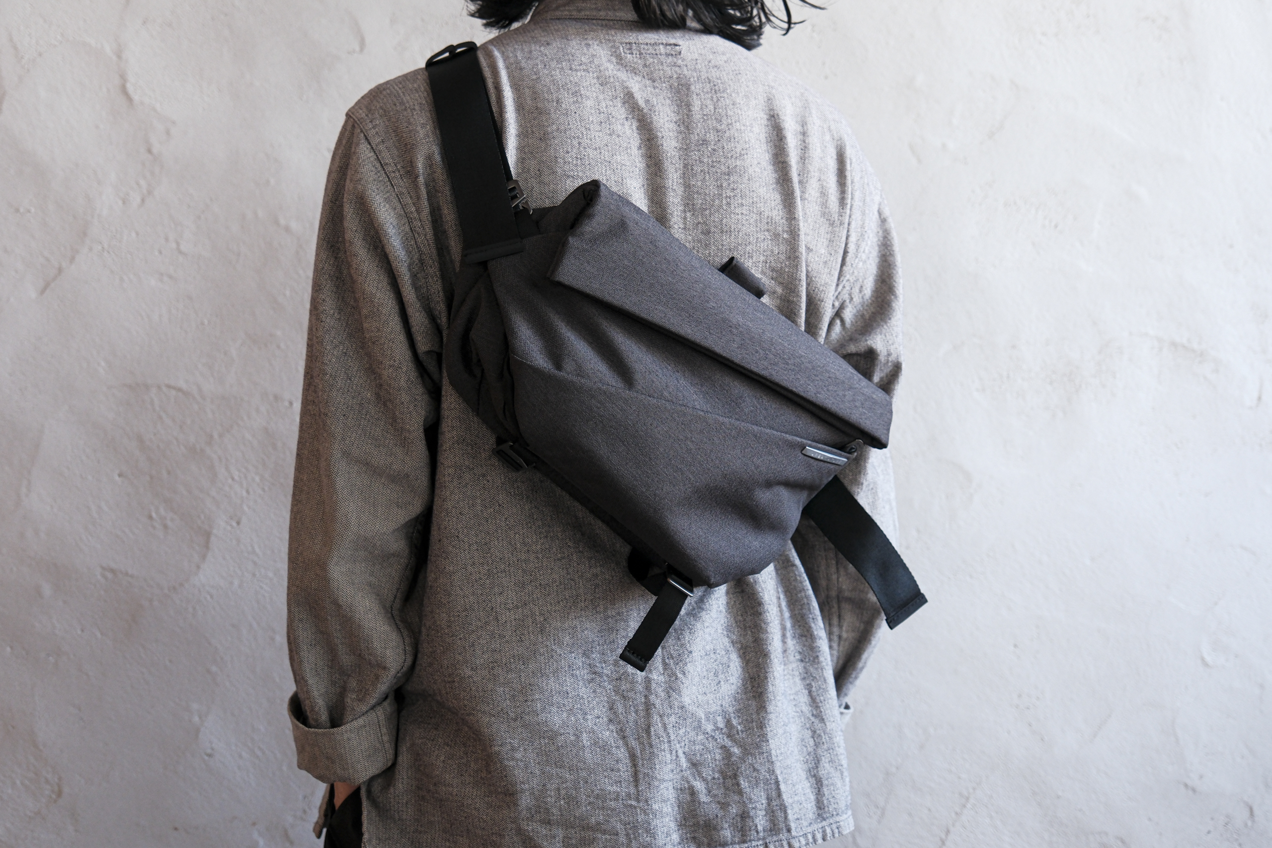 NIID スリングバック R1-PRO オリガミ・チャコール 荷物の量でマチ幅を調整。iPadから生活必需品まで収納できる