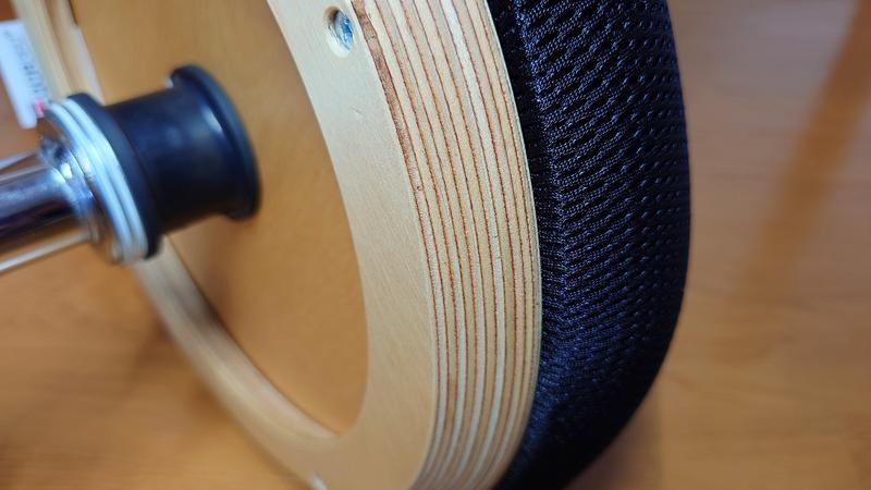 これは実質バランスボール。体幹トレーニングや座ったままの運動にも