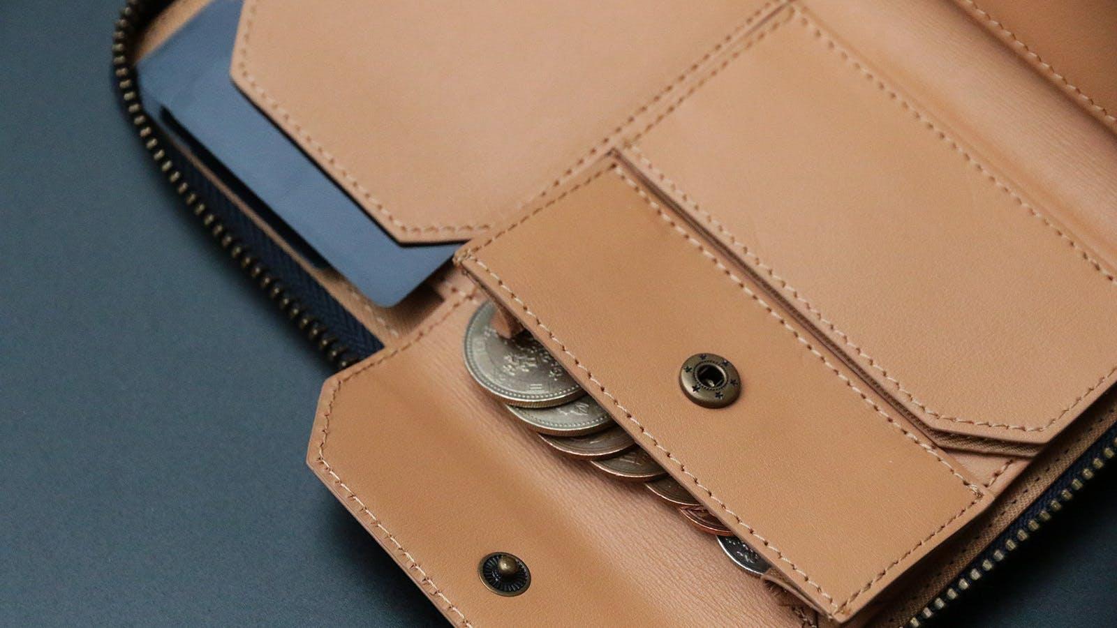 手帳…じゃないの!?スマホも格納できる “大人のための新感覚長財布