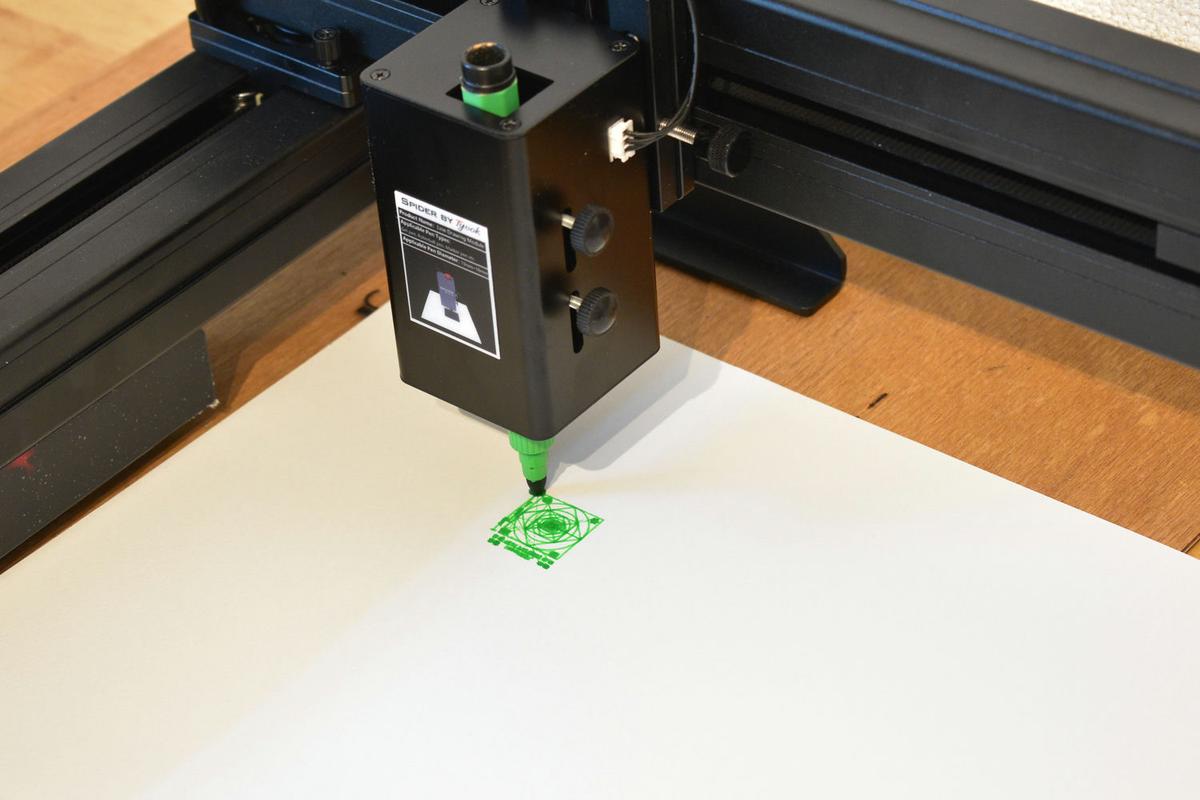 切断、彫刻、描画をたった1台で。レーザー加工機で初心者がロゴを彫刻 