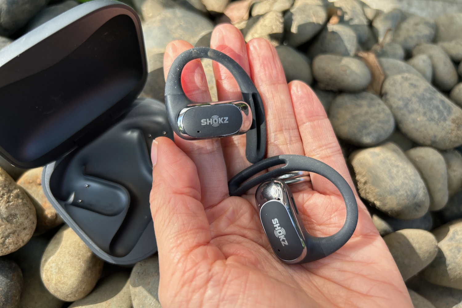 激しい運動をしても外れないオープン型イヤホン『OPENFIT AIR』が誇る