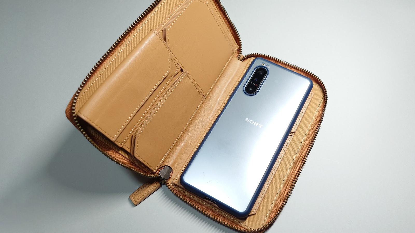 まだまだ現金は必要。スマホまで入るミディアム長財布って