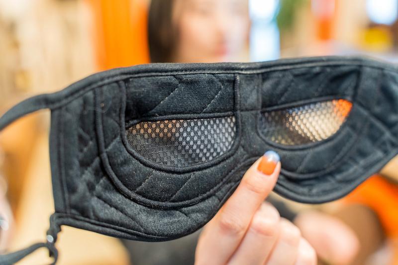 赤外線効果で目を癒す。アイケアしながら作業もできるピンホールアイ