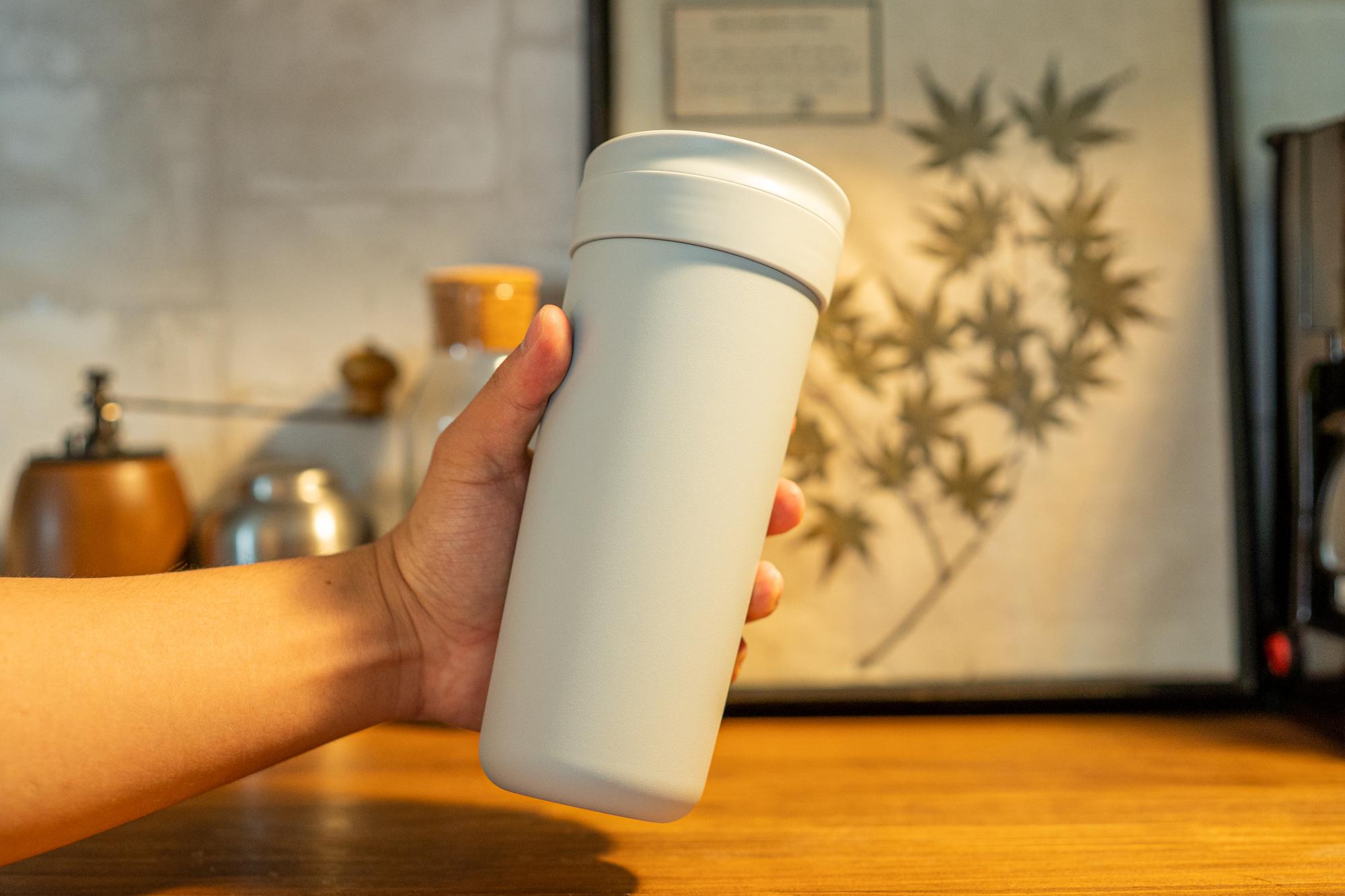 フィルター内蔵式でドリップも水出しも直接楽しめるサーモタンブラーで