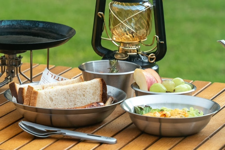 ステンレスだけど電子レンジで加熱OK！ キャンプやBBQにも活躍する
