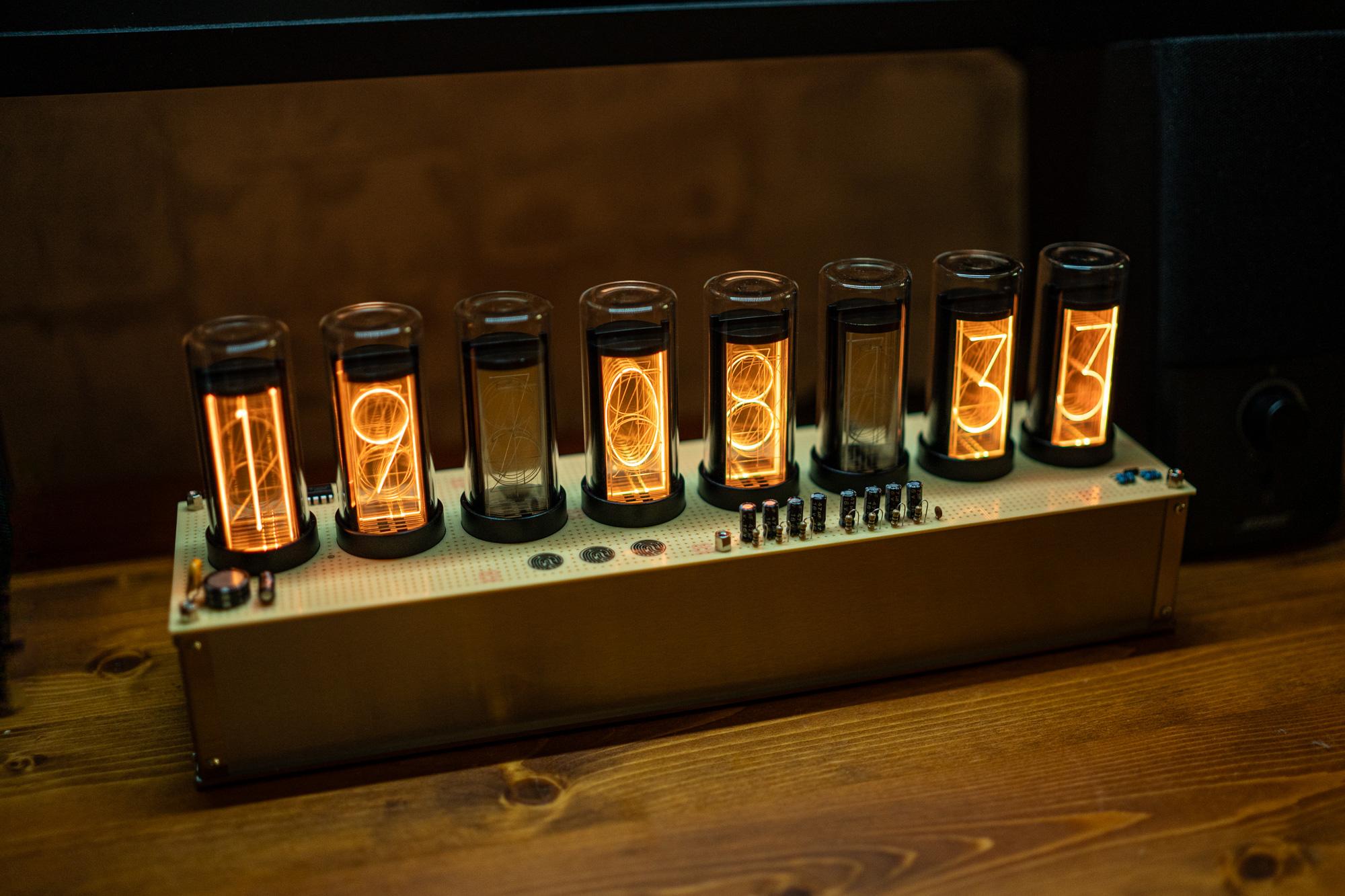 別世界線の変動率も測れる!? デスクやリビングに映えるニキシー管風LED時計「Gixie Clock 8」を使ってみた | ライフハッカー・ジャパン