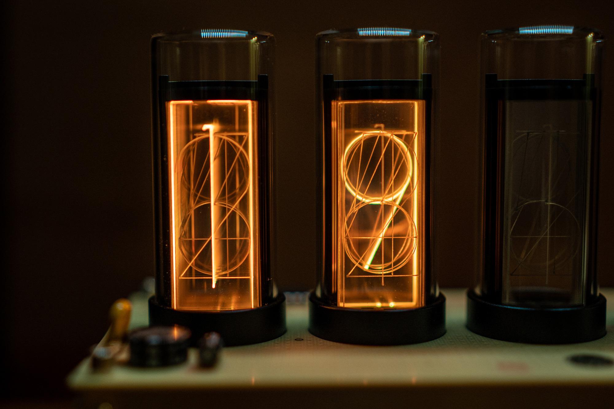 別世界線の変動率も測れる!? デスクやリビングに映えるニキシー管風LED時計「Gixie Clock 8」を使ってみた | ライフハッカー・ジャパン