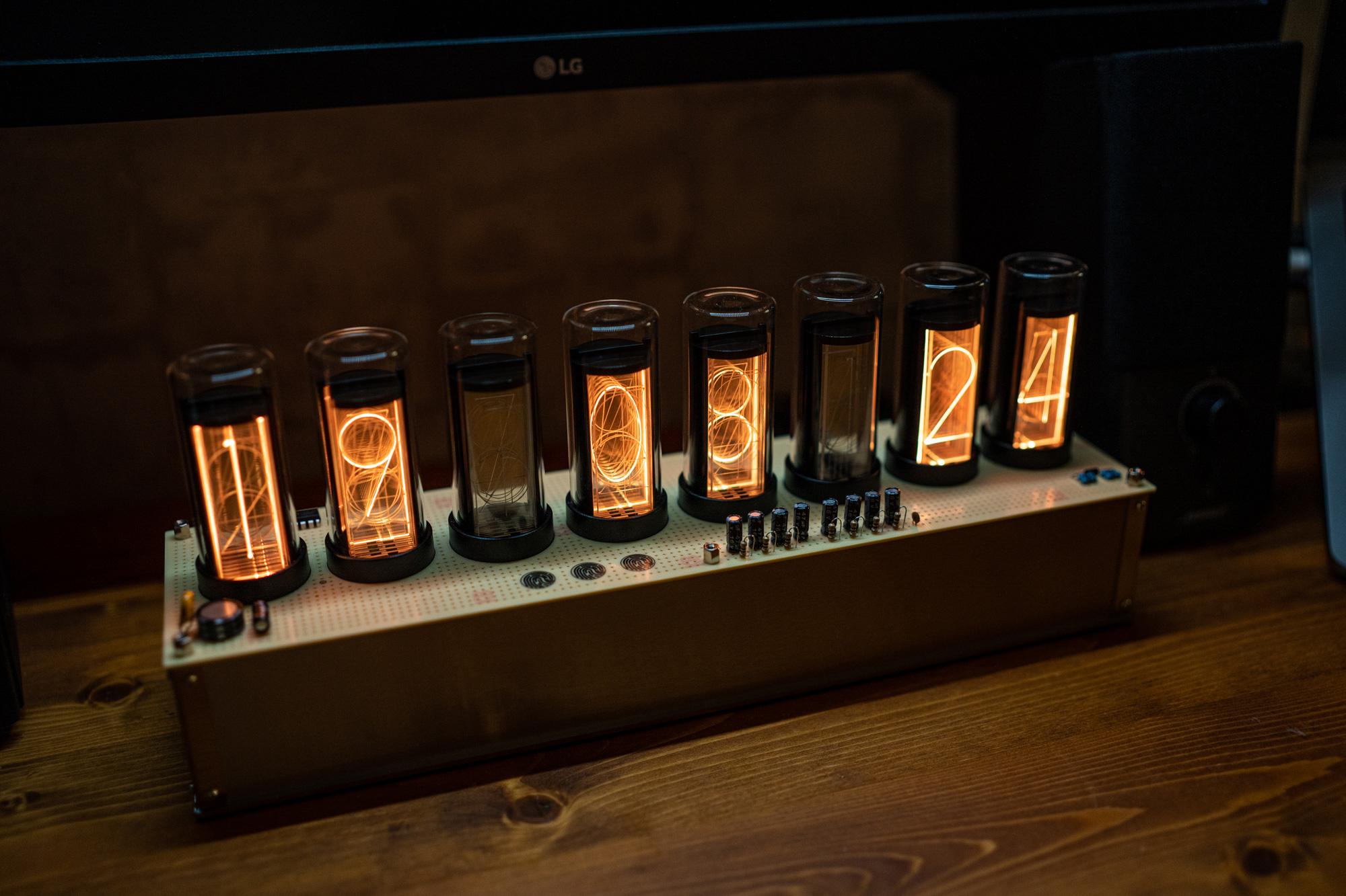 別世界線の変動率も測れる!? デスクやリビングに映えるニキシー管風LED時計「Gixie Clock 8」を使ってみた | ライフハッカー・ジャパン