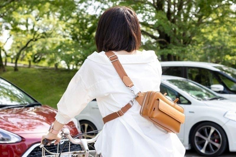 機能美を追求した小さなボディバッグ。大人な魅力全開のフルグレイン