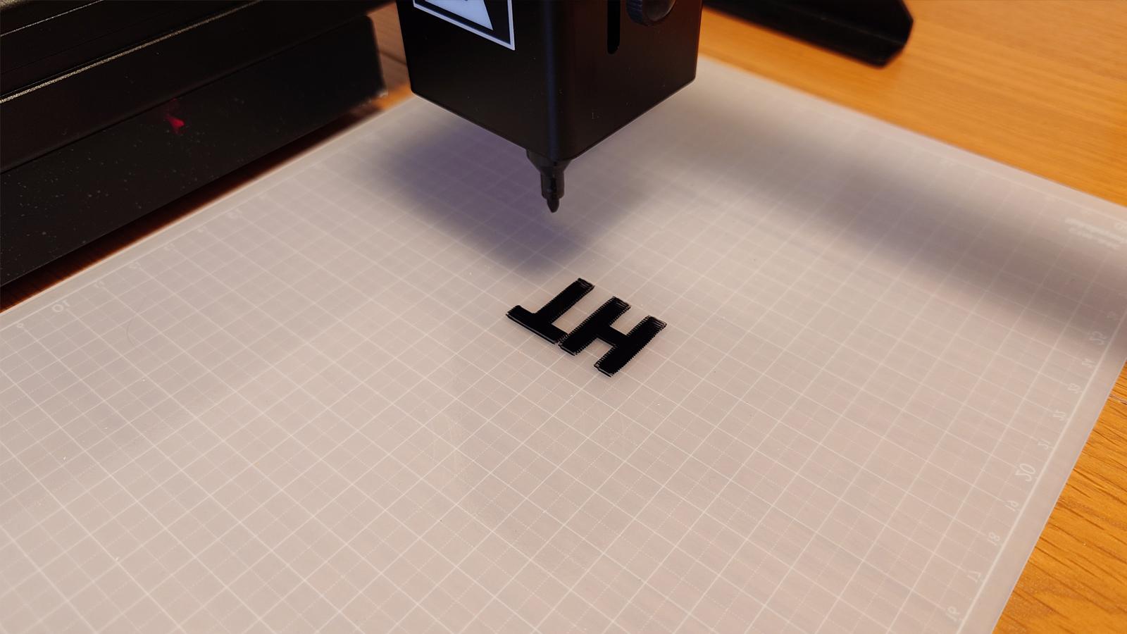 レーザー彫刻をデスクの上で。DIYにピッタリなレーザー加工機を試して