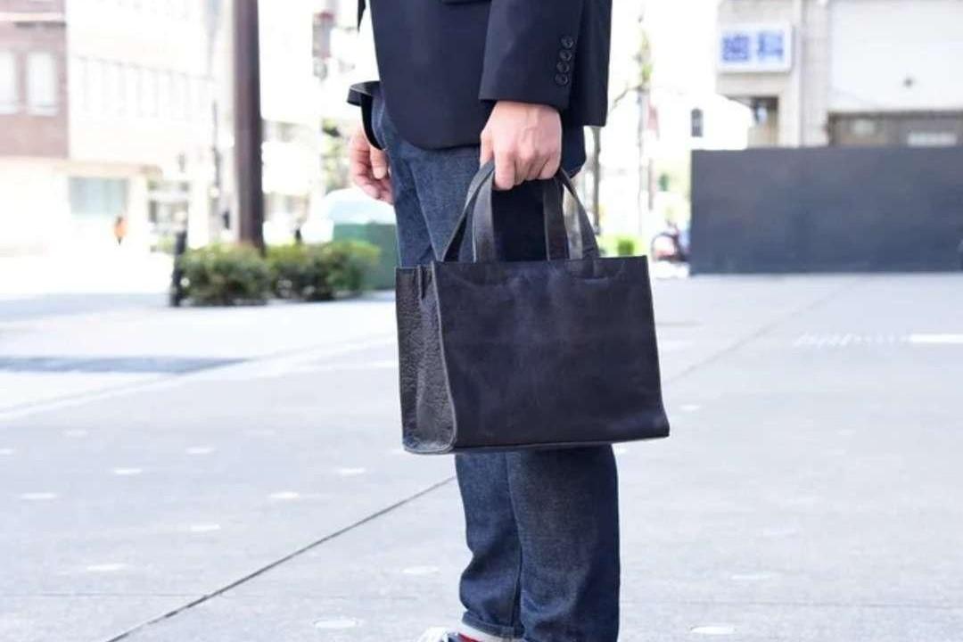 2wayで使える。中身が自然と整理整頓できるイタリアンレザーのバッグが