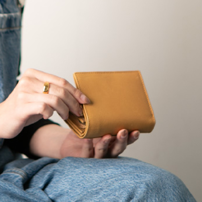 手のひらサイズの便利な革財布 鍵や常備薬まで入る！手のひらサイズなのにたっぷり収納できる本革財布