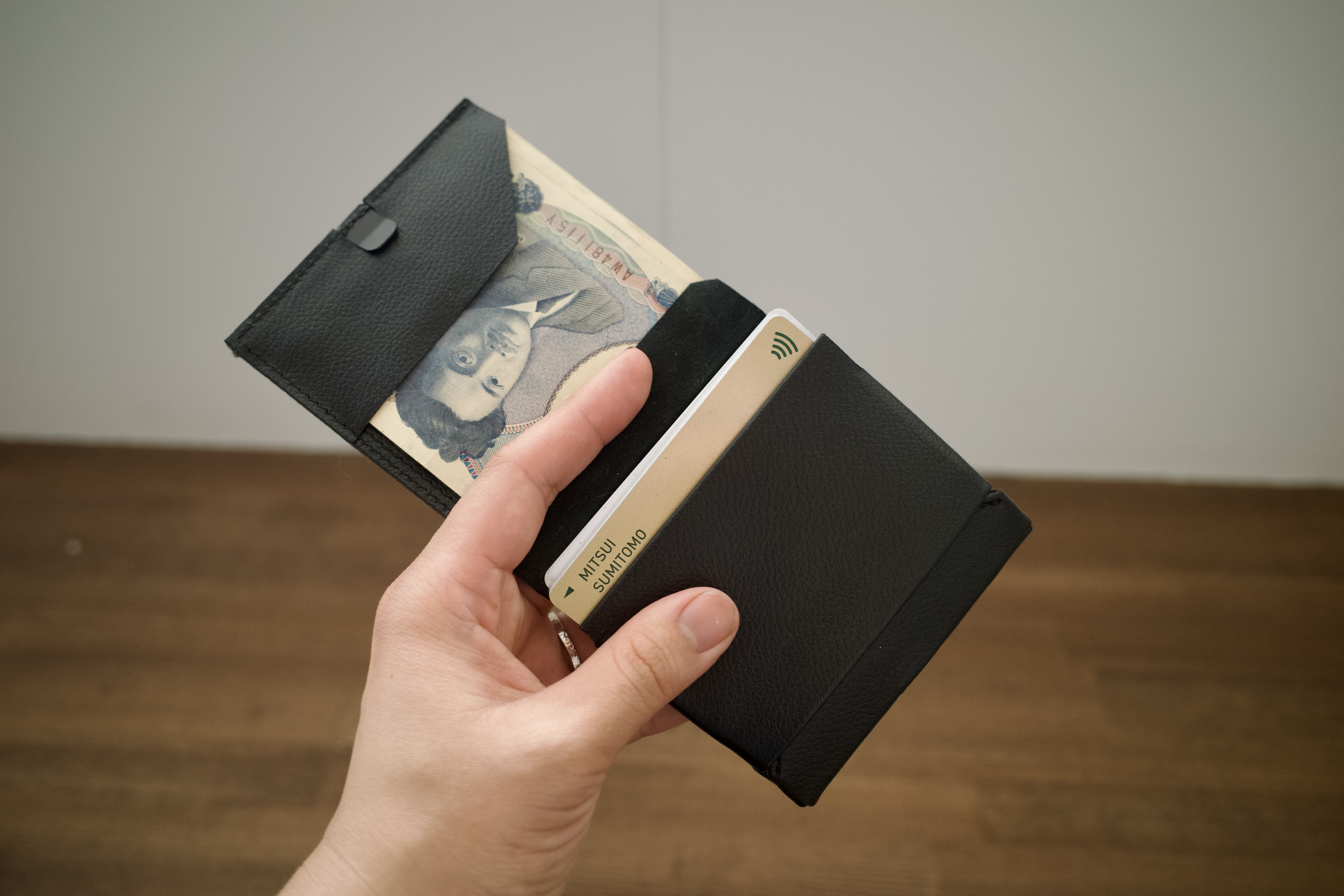 さらにお求めやすくなった！ 厚さ8mmの極薄財布でも、現金に鍵、カード