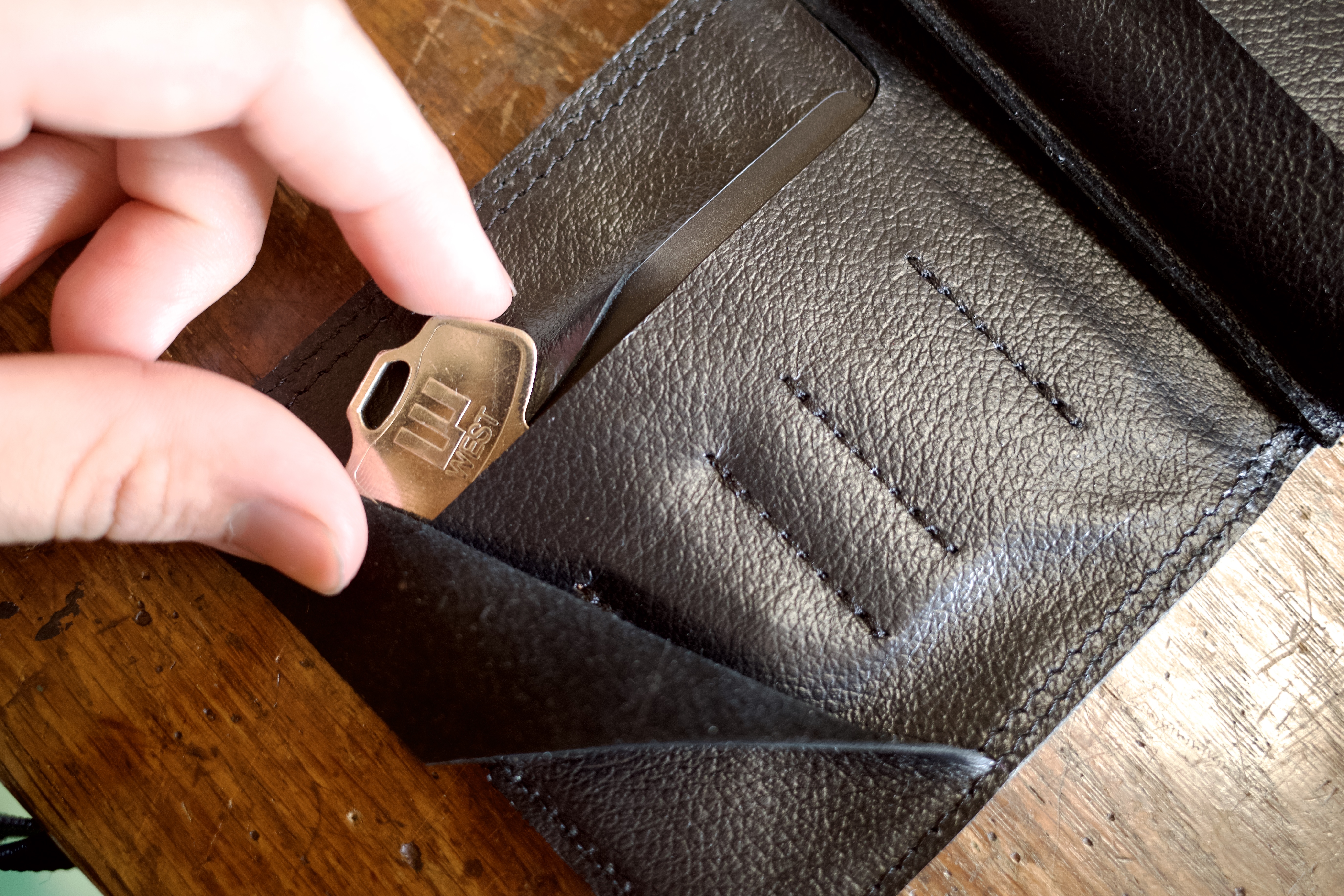 さらにお求めやすくなった！ 厚さ8mmの極薄財布でも、現金に鍵、カード