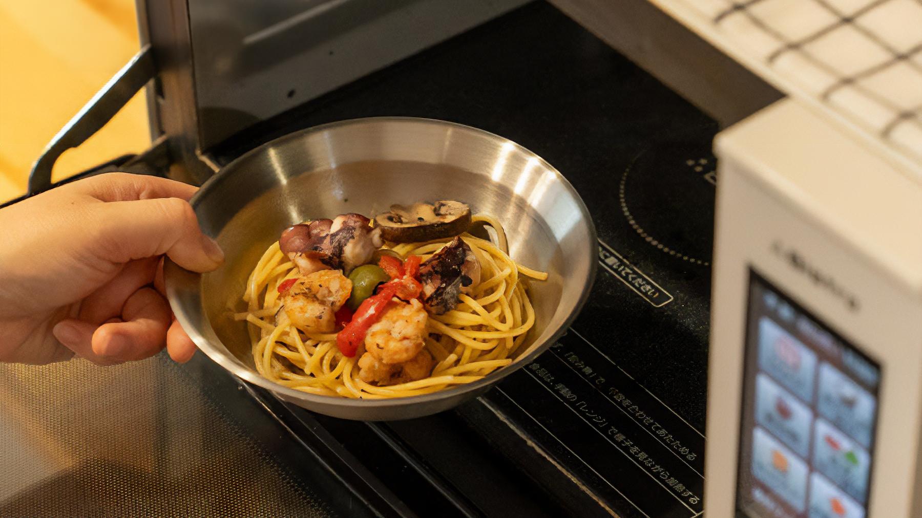 ステンレスだけど電子レンジで加熱OK！ キャンプやBBQにも活躍する