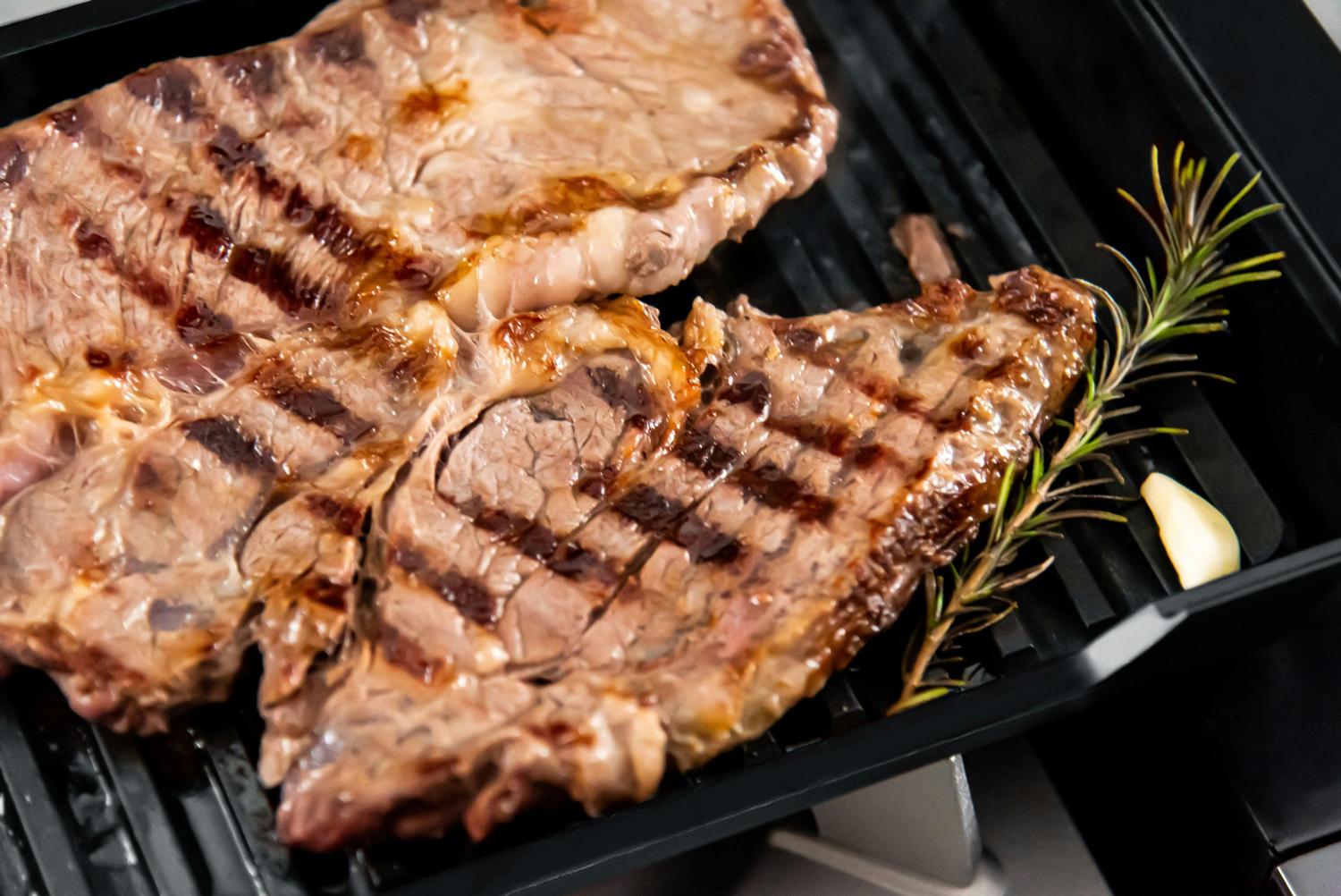 自宅のコンロで炭火焼きを再現！ カーボングラファイト生まれの高級