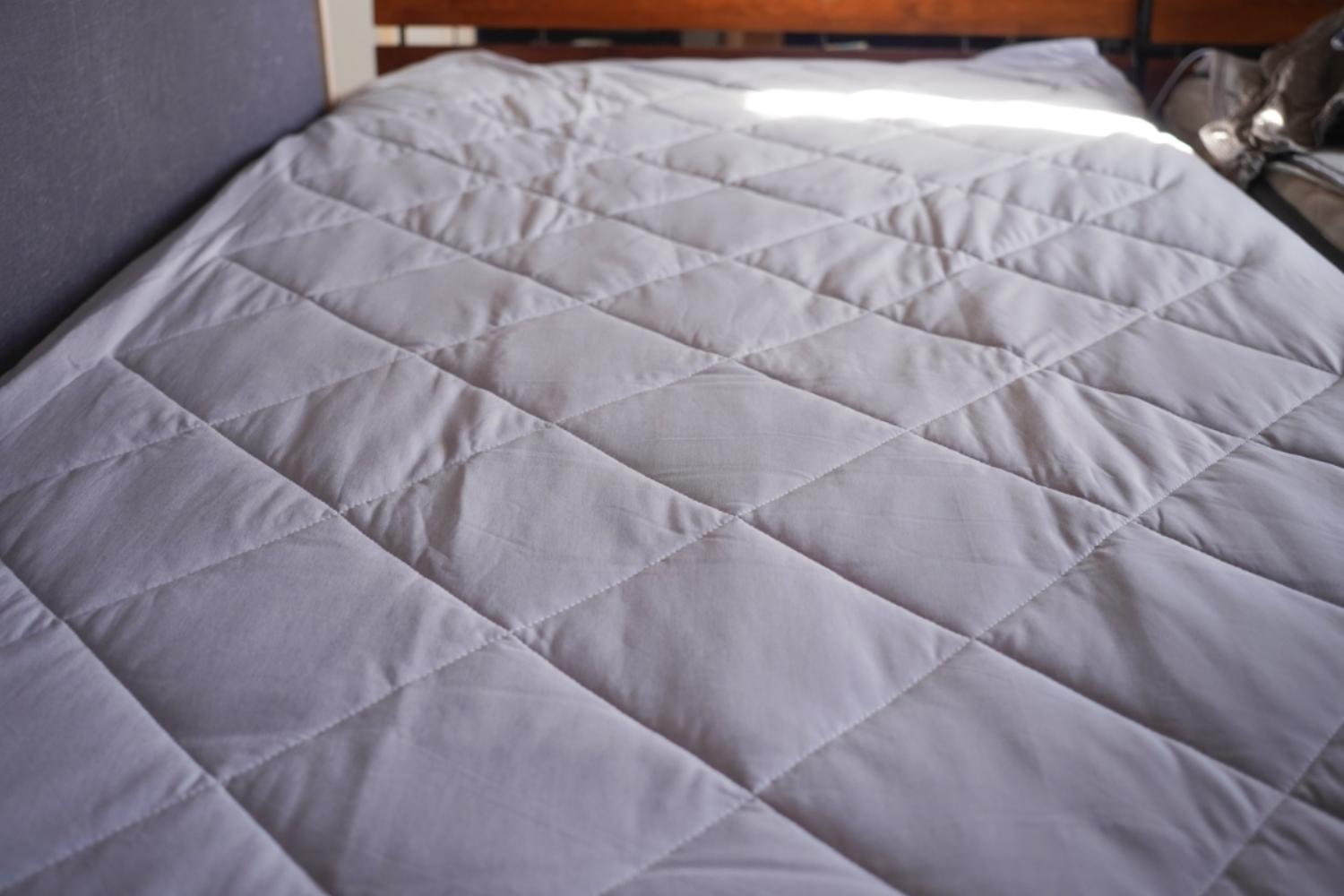 触った瞬間「ひんやり、なめらか」TENTIALの夏用寝具がもう手放せない