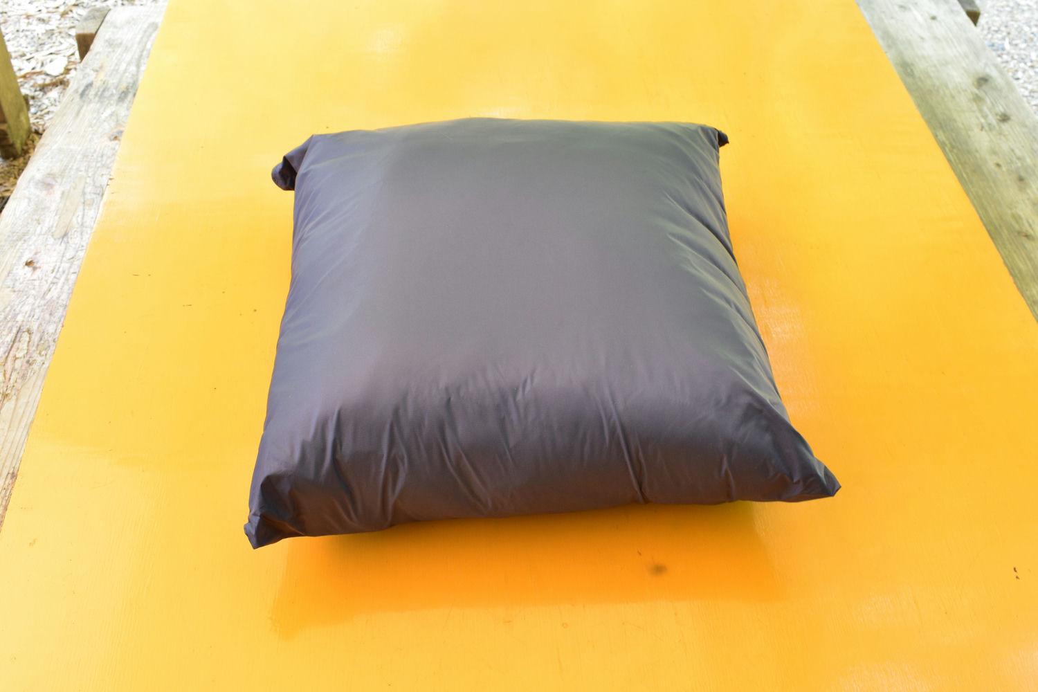 寒さなんて怖くない！ クッションから変身する寝袋でゆるっと暖か