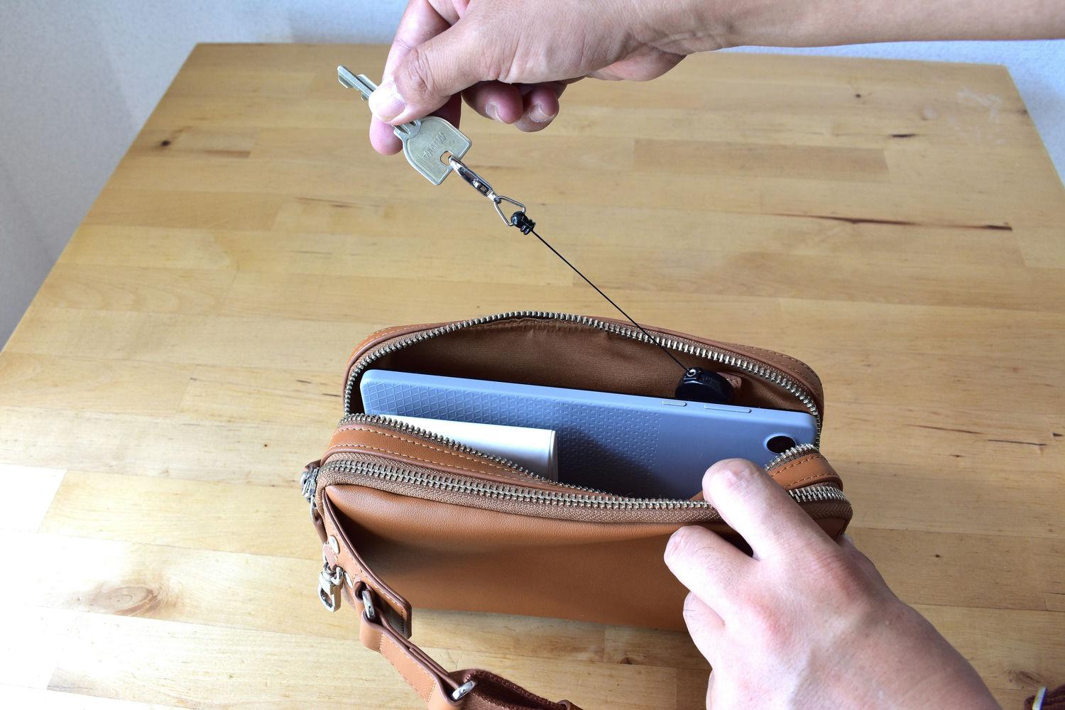スマホはアクセスしやすい位置でオシャレに。「大人が持ちたいボディ