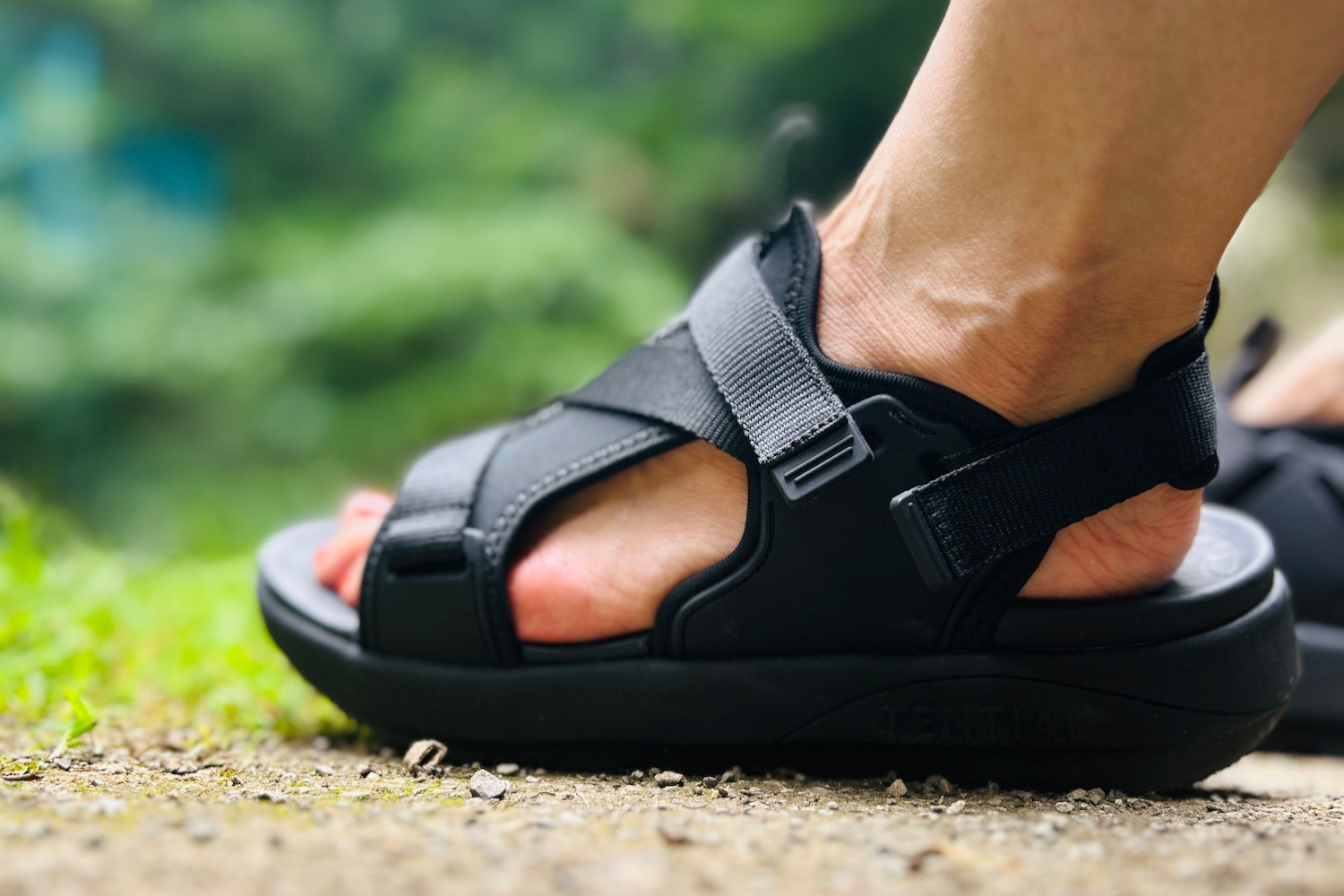 足が軽い！夏の遠出にぴったりなのは「ストラップ付き