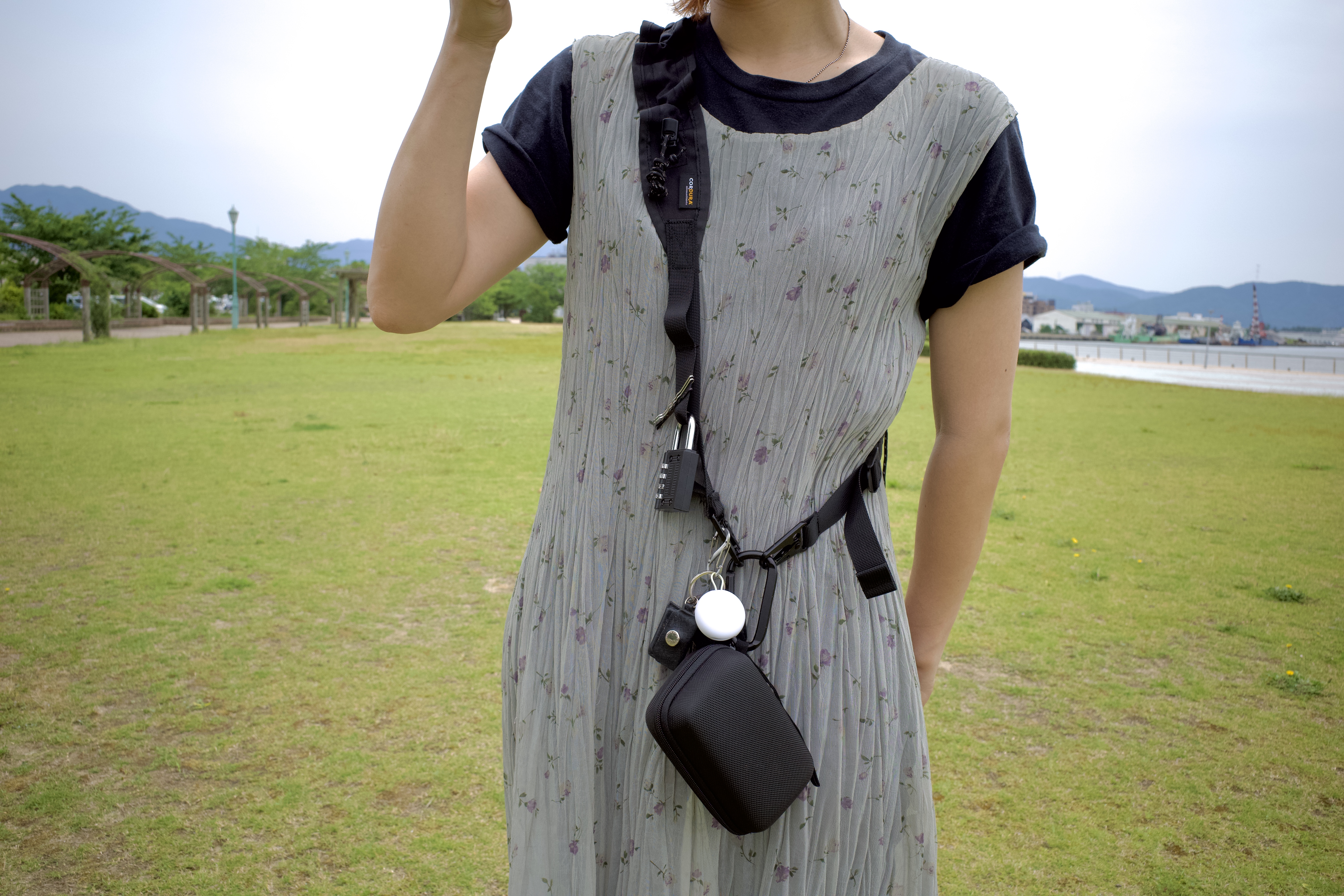 人混みには「手ぶら」が正解？ 進化したストラップが夏のレジャーで大