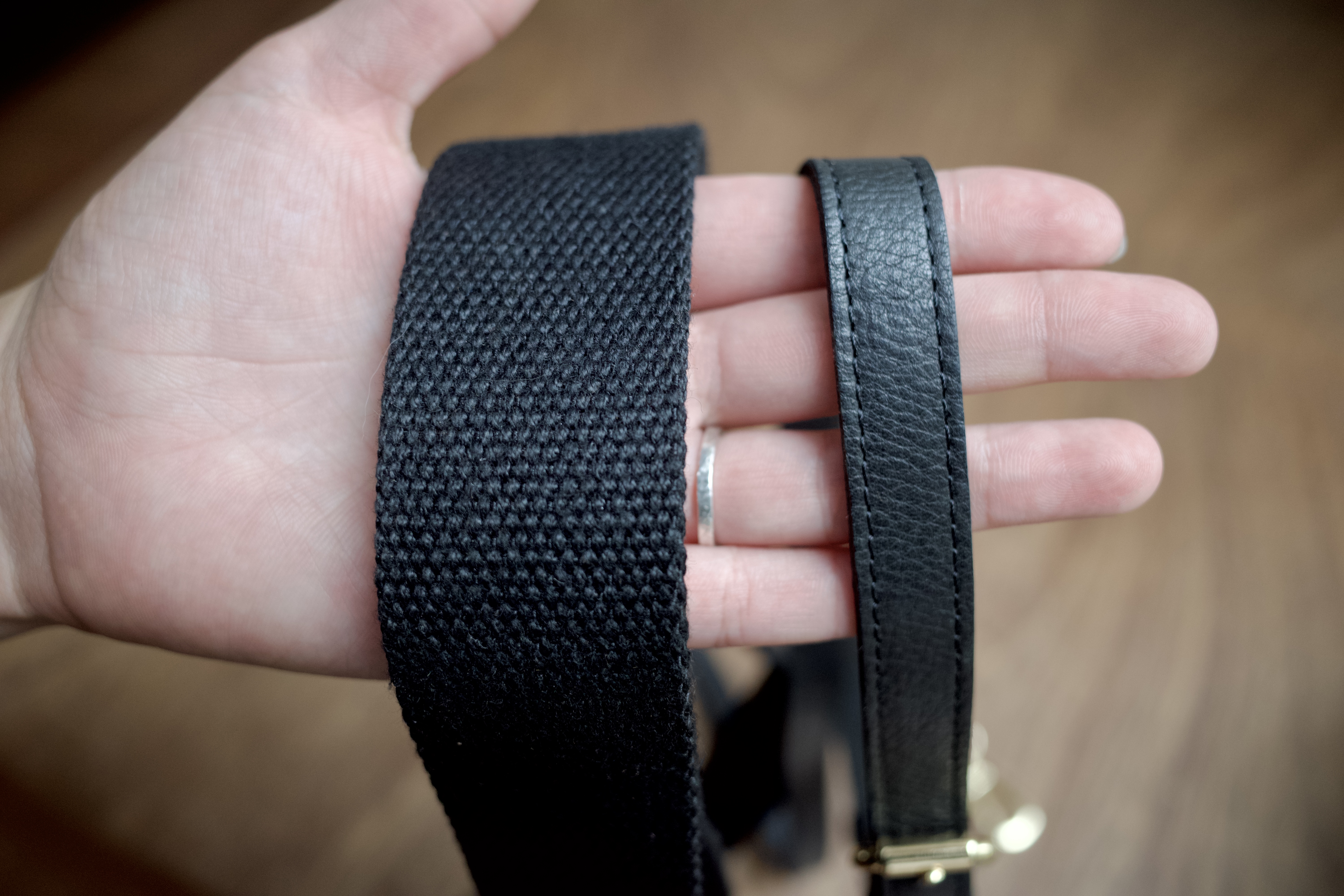 ぐちゃぐちゃの荷物が整った。整理整頓上手になれると噂の革バッグで