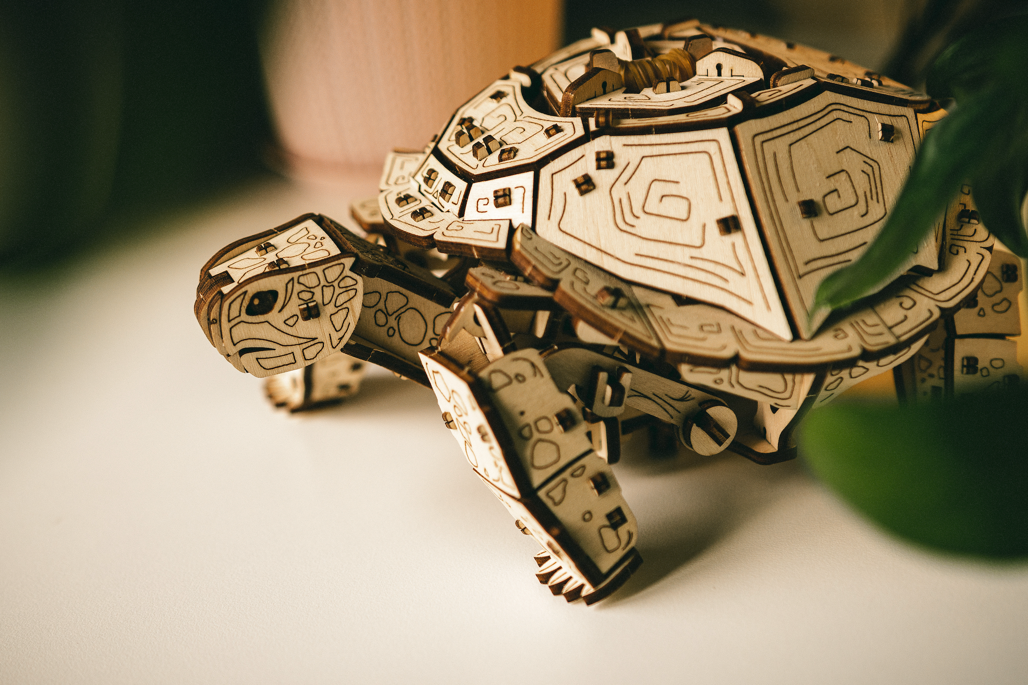 室内で楽しめる大人の遊び！ 269ピースでリアルに動く木製プラモを