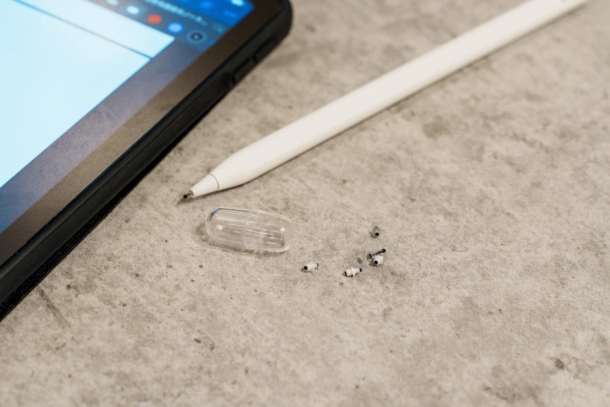 アナログの書き心地を再現！取り付け簡単なペン先でApple Pencilが 