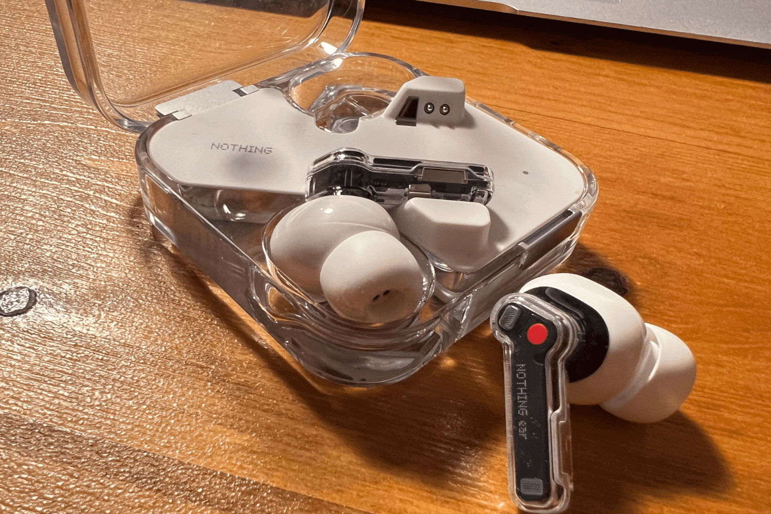 【お渡し済み】 Nothing Ear (1) White 無線充電器セット！ 話題のNOTHING Ear1万円台で購入。音質や性能はどうなの？使ってみた