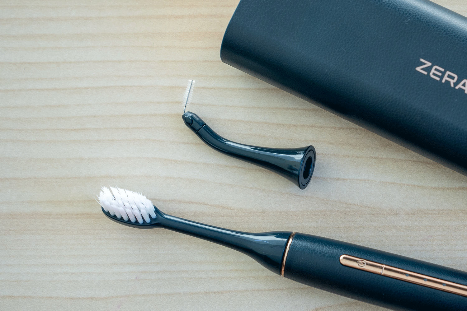 UV除菌と自動乾燥でいつでも衛生的！ ポータブル音波振動歯ブラシ