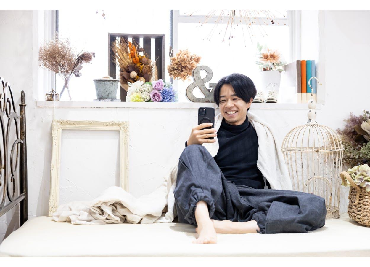 和の粋とモダンな着こなし。岡山デニムが織りなす革新的な「袴パンツ