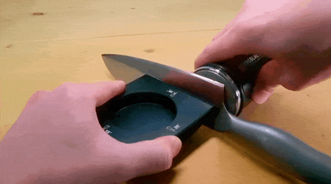 作業は簡単なのに抜群の切れ味が復活！ コロコロ転がすユニークな包丁