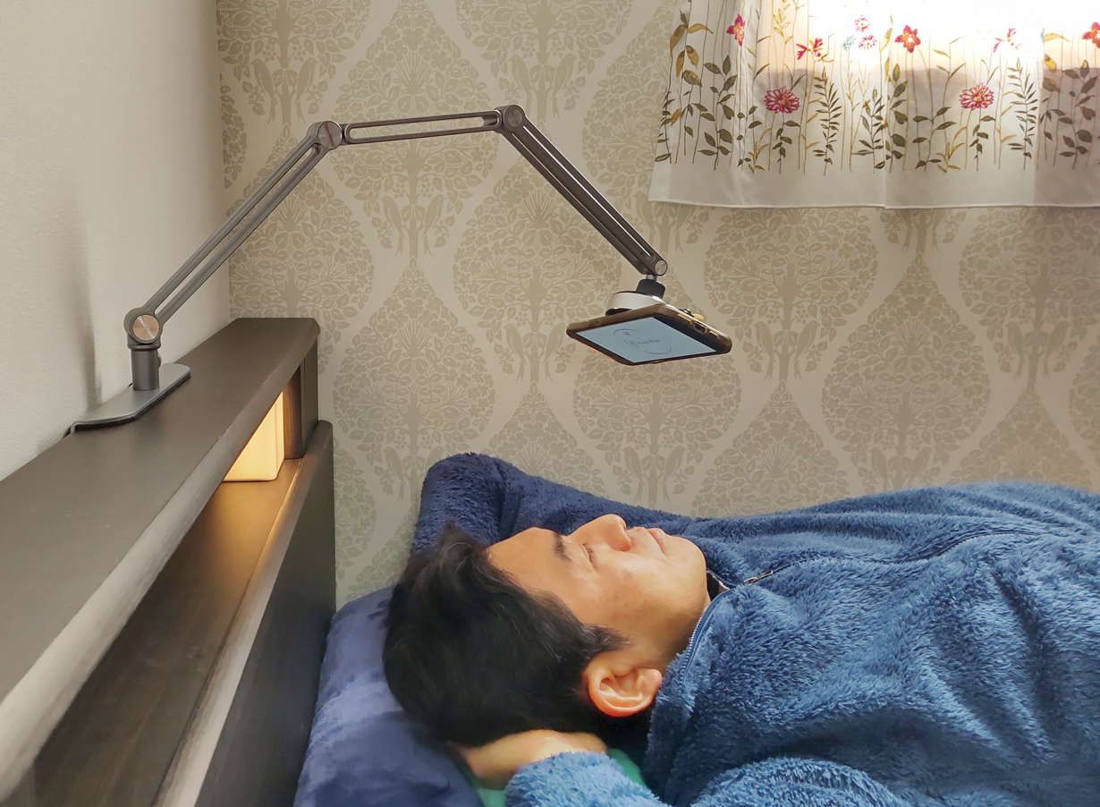 寝ながらスマホがハンズフリーの喜び！2WAY設置のアームスタンドが便利