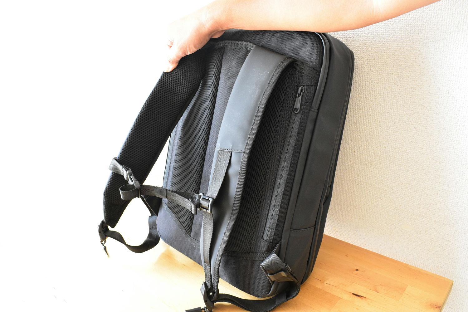 JONES バックパック ブラック 32L 色あせ傷汚れ無し コスパを考えると、高耐久素材のバックパックが正解？雨にも傷に