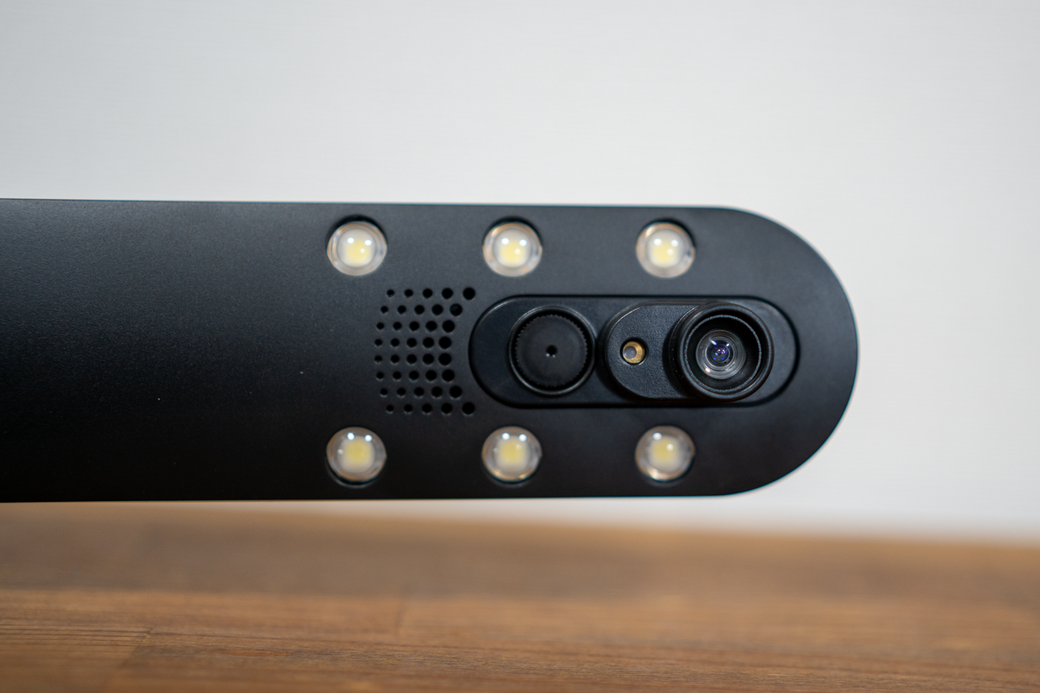 約1秒で取り込みOK！ ぶ厚い本も名刺も簡単にデータ化できるスキャナー