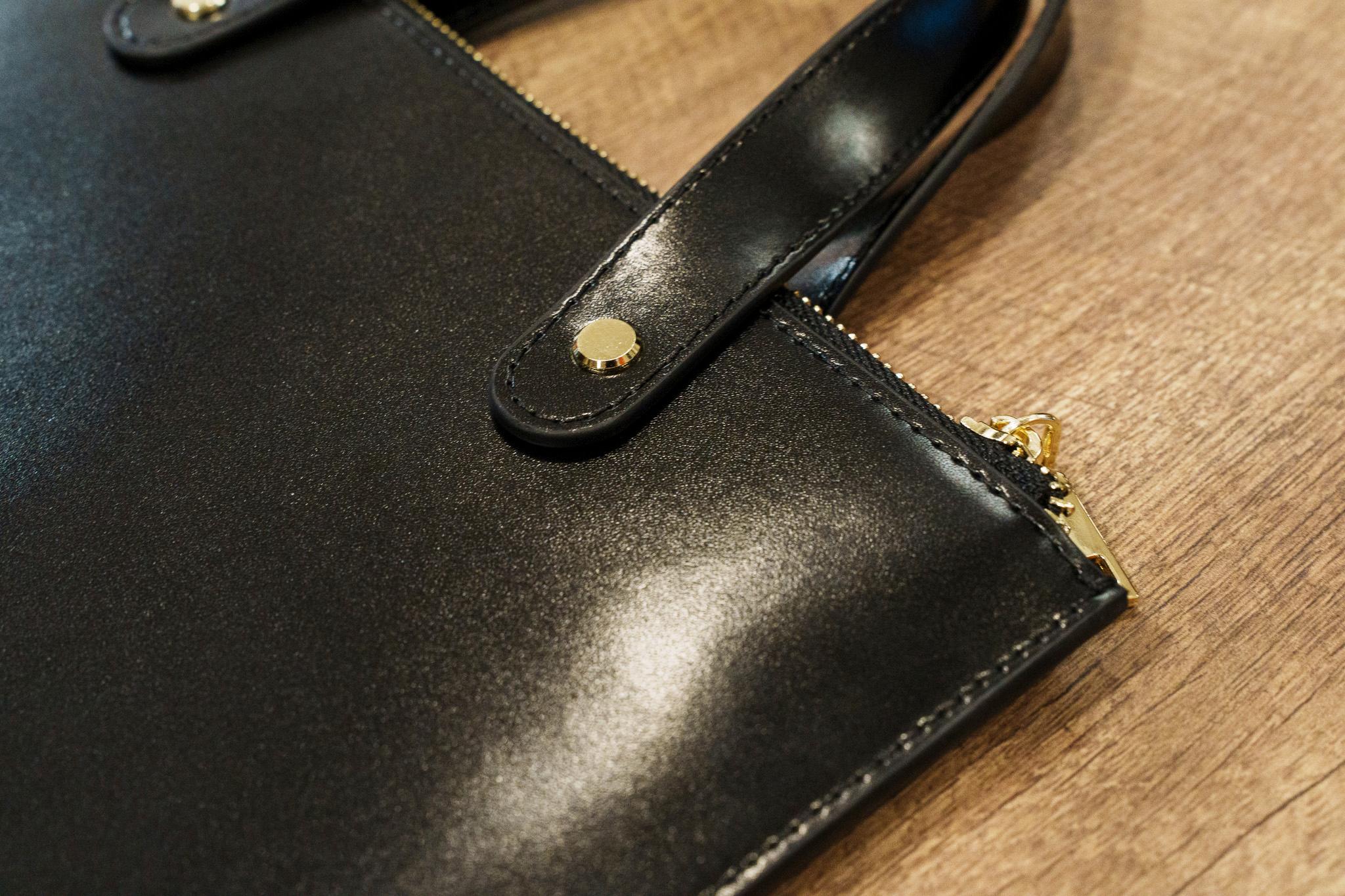 1万円以下とは思えぬハイクオリティ！本革の美しさが際立つ、ミニマル