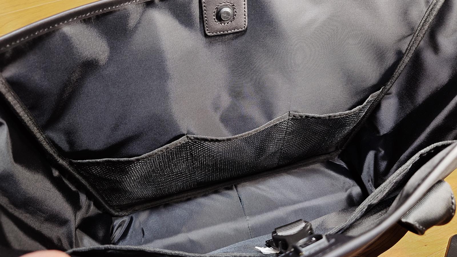 色褪せない高耐久素材を採用。機能的で使い勝手のいいトートバッグが