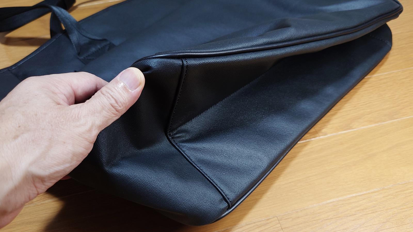 色褪せない高耐久素材を採用。機能的で使い勝手のいいトート