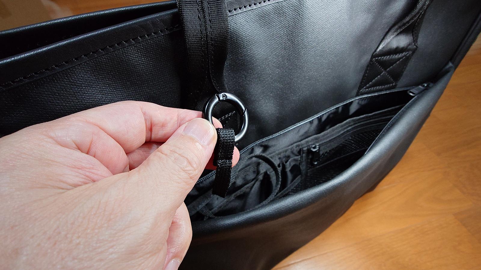 色褪せない高耐久素材を採用。機能的で使い勝手のいいトートバッグが