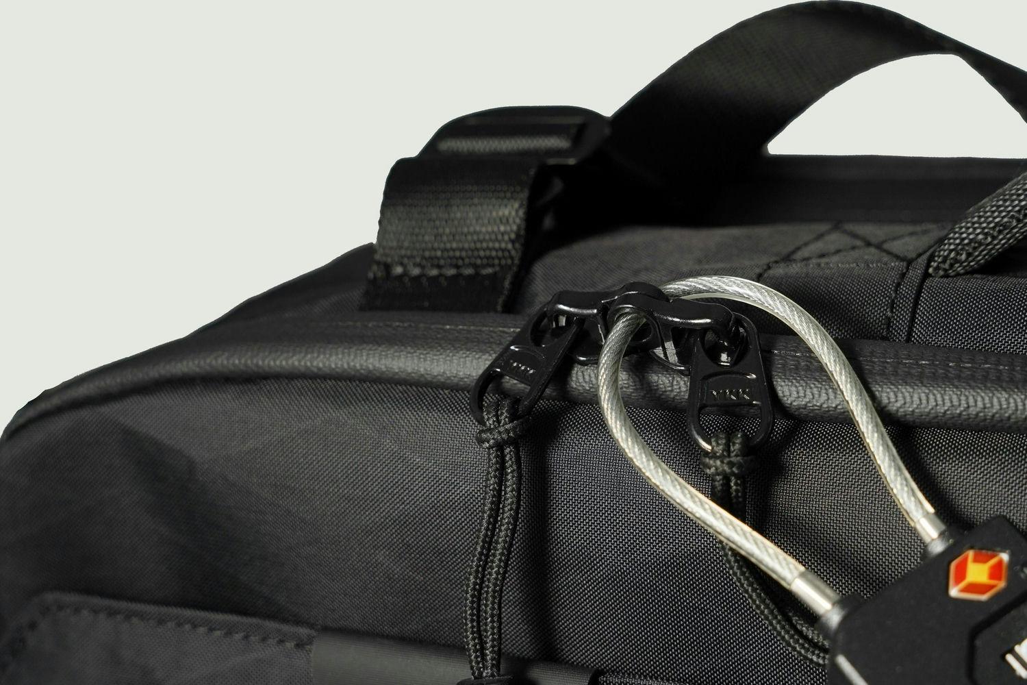 このリュック、高強度のX-PACを全面採用。20L→33Lに容量拡張できる