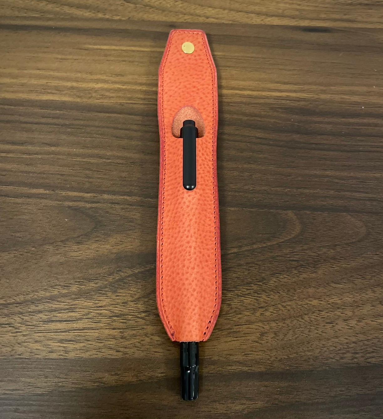 カラー豊富なイタリア製レザーの自立式ペンケースは、持つだけで気分