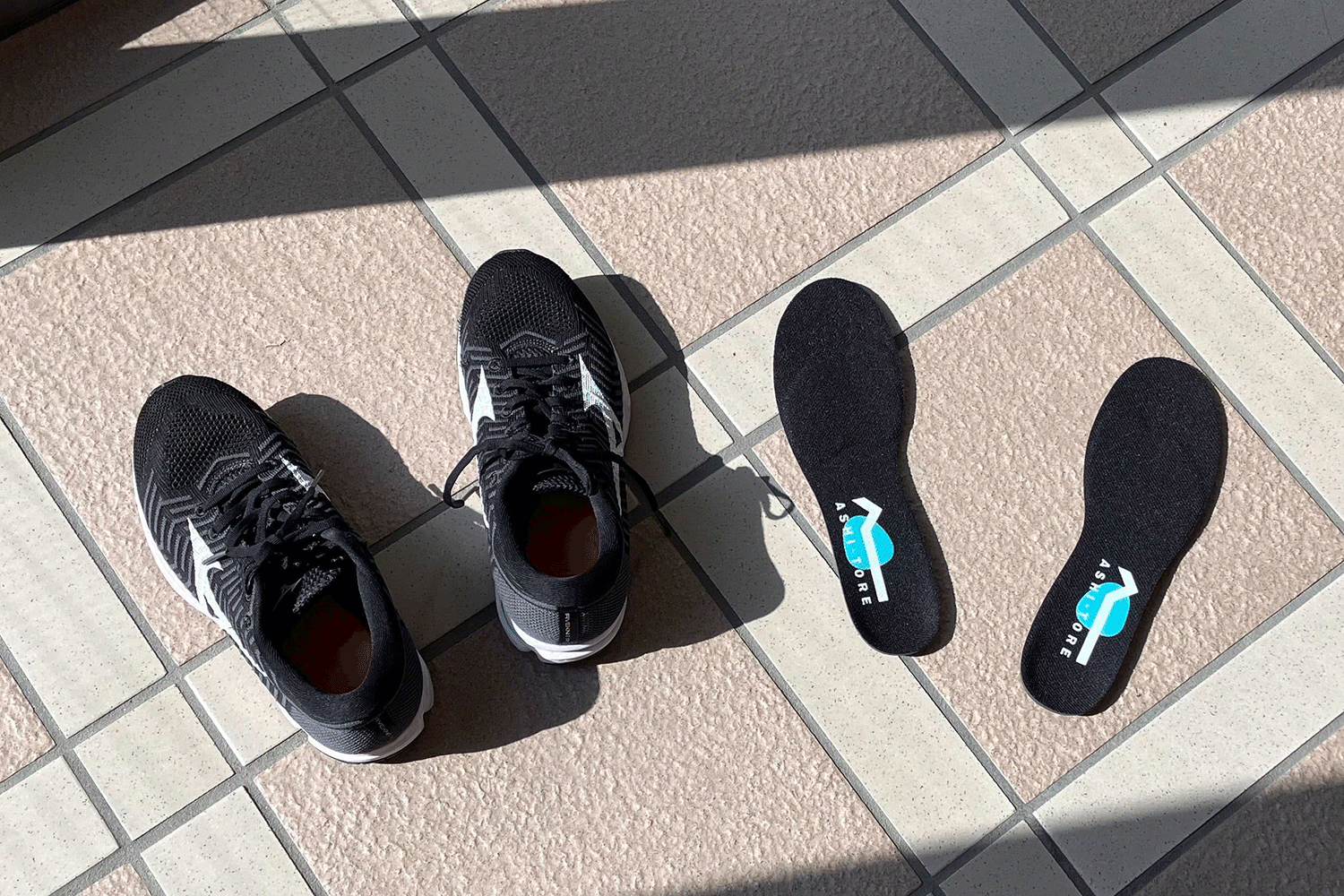 普段履いているシューズ（左）に「アシトレ」（右）をセットして使ってみました。