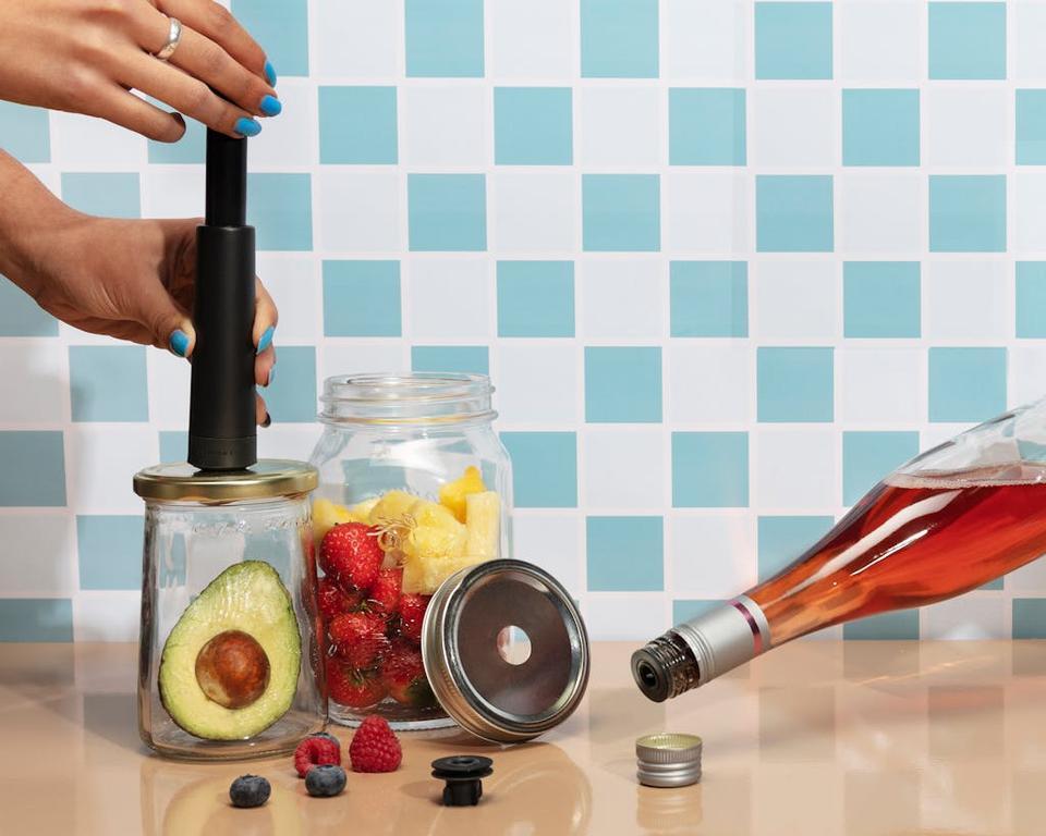 真空保存容器は空き瓶で作れる。ワインの保存にも便利な「エアテンダー 真空保存容器は空き瓶で作れる。ワインの保存にも便利な「エアテンダー