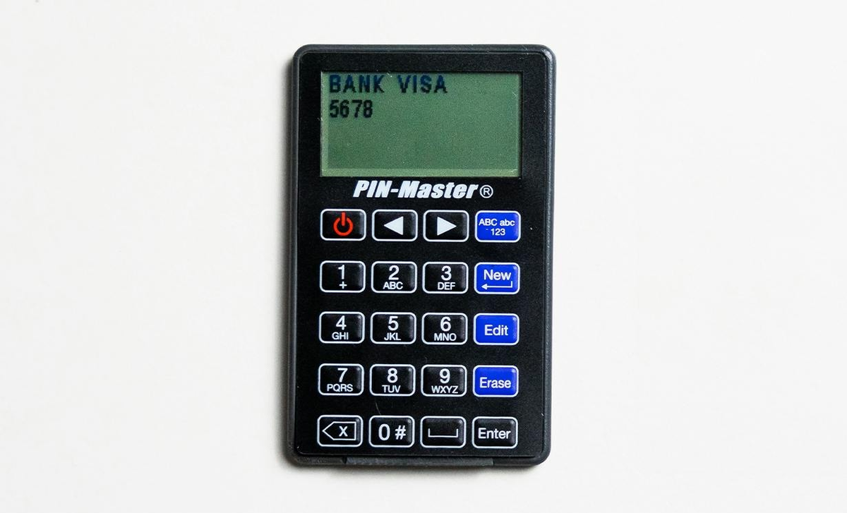 PIN-Master パスワード管理機 薄さ4mmのカードでパスワード管理をレベルアップ！ ハッキング不
