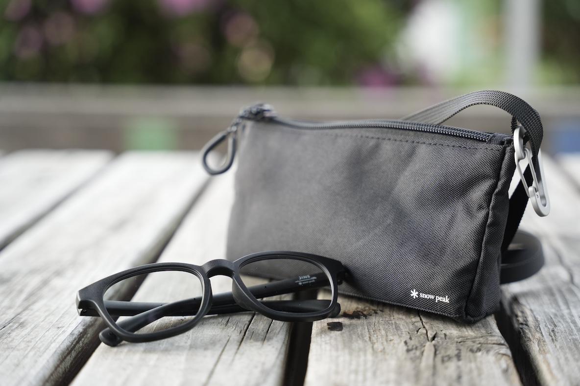 JINS×スノーピークの「いちいち外さなくていいサングラス」、もう1日中