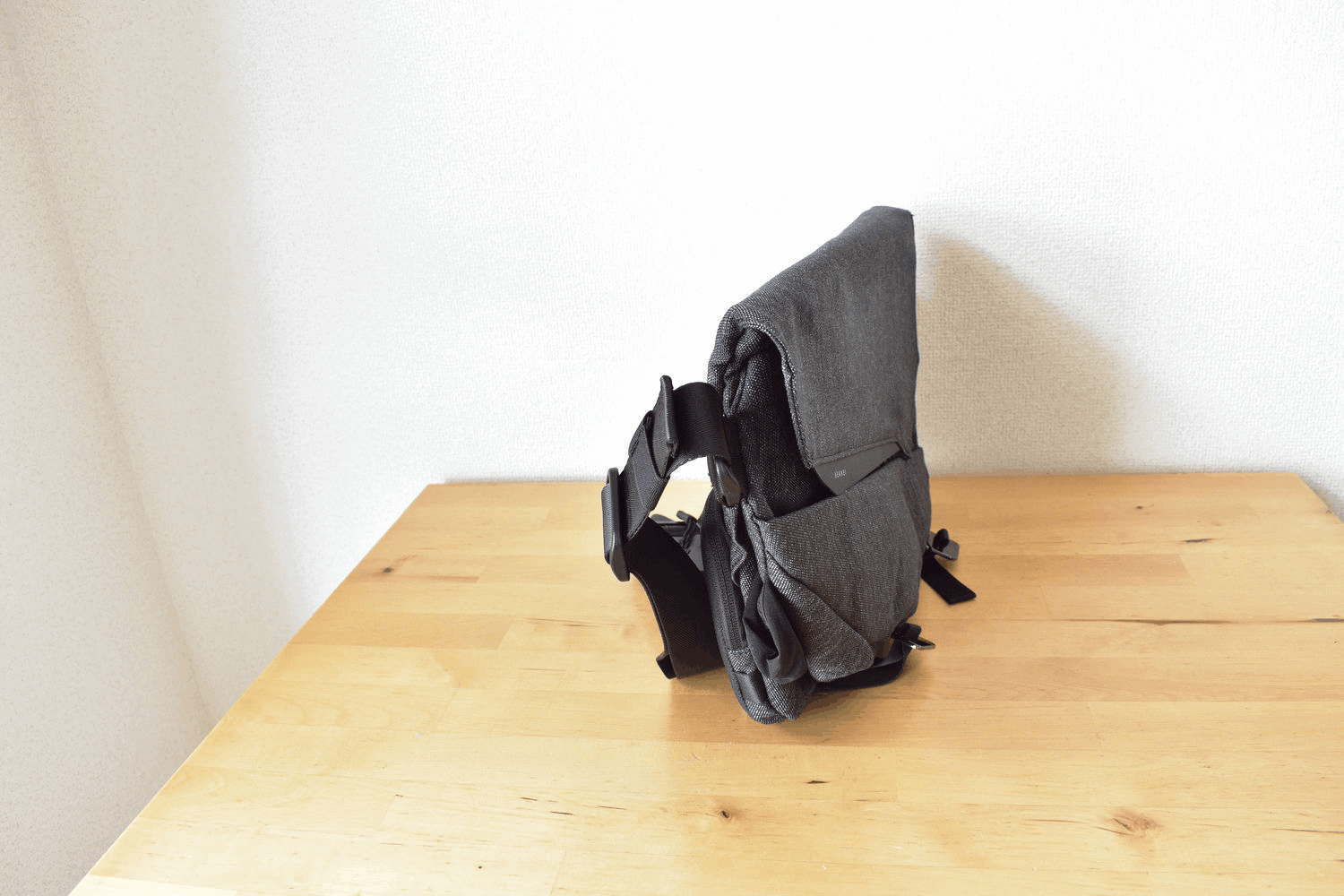 荷物にあわせて姿を変えるスリングバッグ！一眼カメラのバッグにも！（グレー） 5色のカラバリ】荷物にあわせて姿を変えるスリングバッグ！一眼カメラ