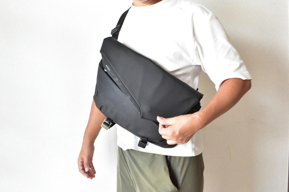 スリムなのに大容量！ 5cm厚スリングバッグでスマートにMacbookと一眼 