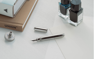 ミニマルでいて高級。一生モノにできるチタン製ミニ万年筆「TP4-mini